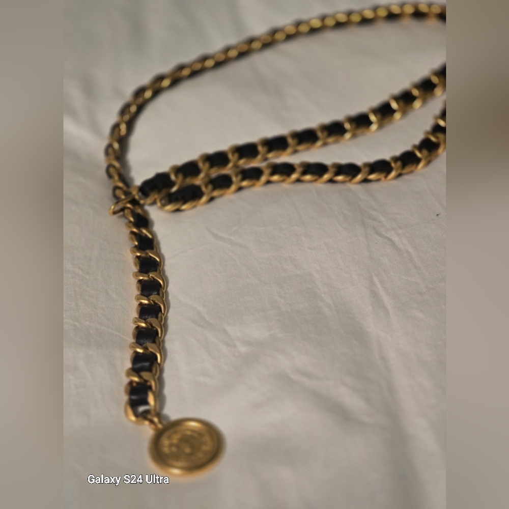Elegant Black Leather And Gold Belt CHANEL - Picture 2 of 3